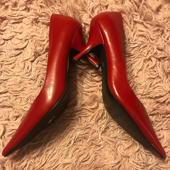 Red pumps - Picture 2 of 3